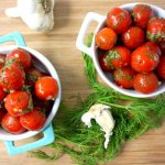 Lightly salted tomatoes with garlic and herbs